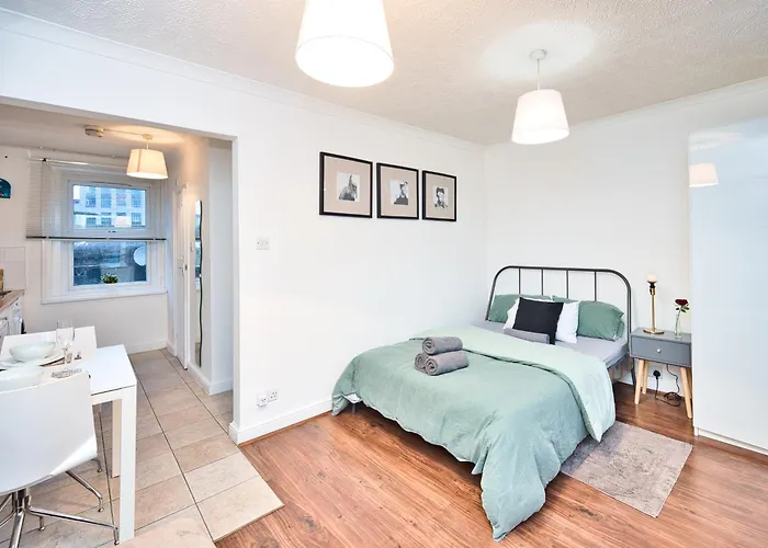 Hackney Road, London E2 - Studio Apartment For 3