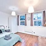 Hackney Road, London E2 - Studio Apartment For 3